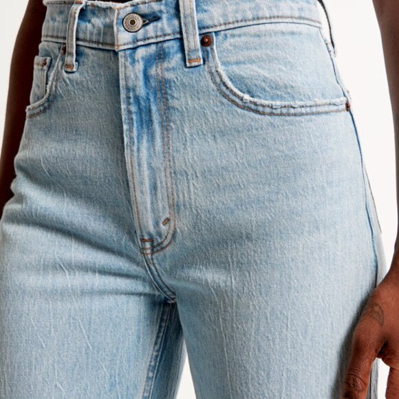 Abercrombie 90s Relaxed High-Rise Jean - Light Wash Distressed - Picture 2 of 8